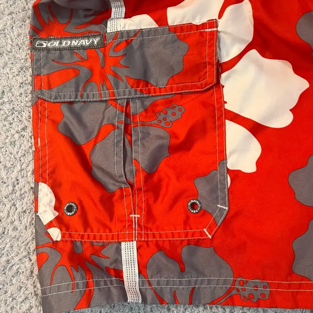 Old Navy white and green hibiscus print  3 pockets waist 17” length 23”